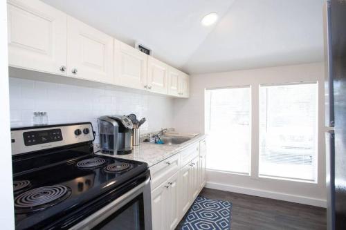 Quaint, Immaculate Bright Cottage in Ozona in Palm Harbor, USA