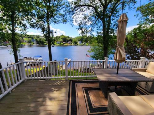 Cozy Lake Cottage