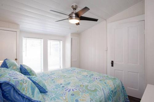Bright, Immaculate and Cozy Coastal Cottage in Ozona in Palm Harbor, USA