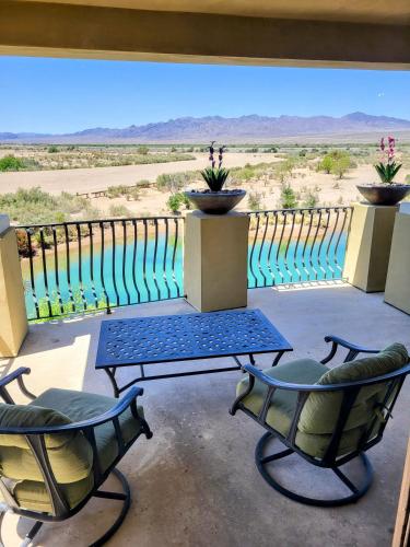 Family-friendly Riverfront mansion pool and spa in a calm cove of the Colorado River