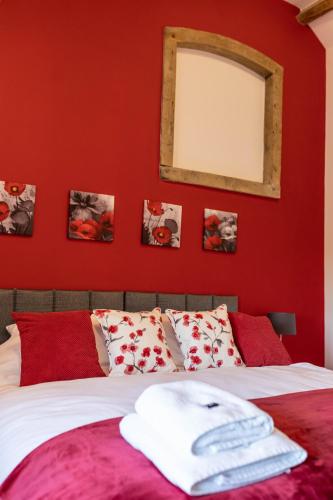 Caer Fedwen Barns Cariad Spacious self catering 3 bed Group Getaway Luxury Cottage with Private Hot Tub