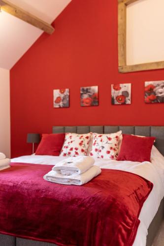 Caer Fedwen Barns Cariad Spacious self catering 3 bed Group Getaway Luxury Cottage with Private Hot Tub