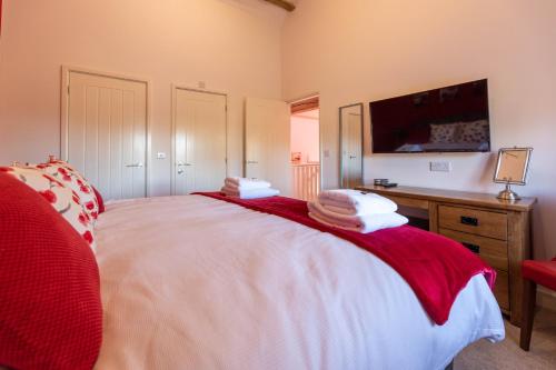 Caer Fedwen Barns Cariad Spacious self catering 3 bed Group Getaway Luxury Cottage with Private Hot Tub