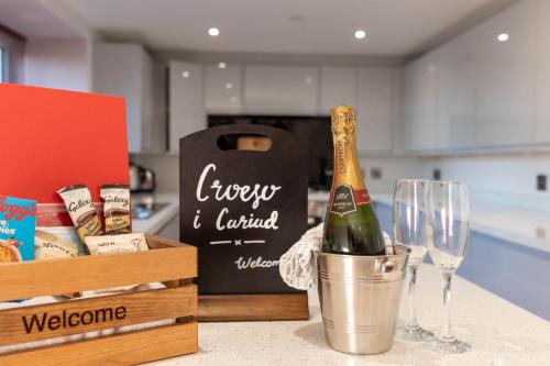 Caer Fedwen Barns Cariad Spacious self catering 3 bed Group Getaway Luxury Cottage with Private Hot Tub