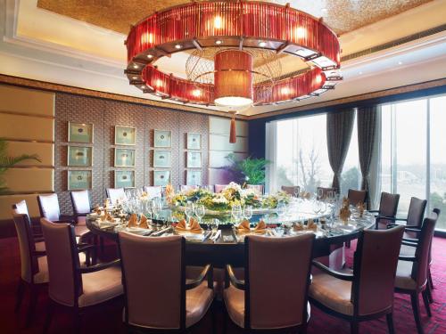 Restaurant, Optics Valley Kingdom Plaza Hotel Wuhan in Hongshan Asia Commercial and Trade Area