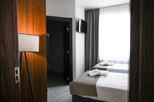 2 twin beds