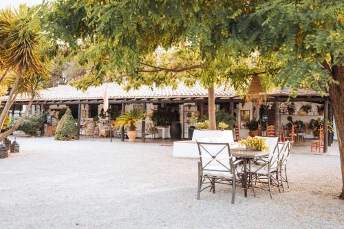 LA CUADRA, Finca a los pies de Sierra Nevada, a 10 minutos del centro, Piscina, Jardín, Barbacoa