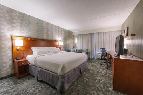 Courtyard by Marriott Nashua - Tap to explore photos