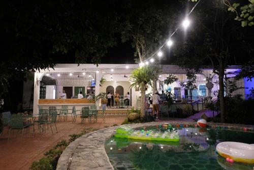 Kolam renang, Mad Monkey Dumaguete in Dumaguete