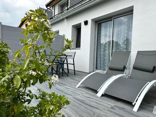 Erkély/terasz, La Villa Perchée Suites Élégante & Spa Privé, Vue Panoramique, Parking protégé (La Villa Perchee, Appartements Elegants, sauna Prive, sport, terrasses et Vue Panoramique, Parking p) in Saint-Prix (Ile-de-France)