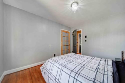 Cozy Ranch Hideaway 10 Min CLT Uptown w/EV charger in Charlotte, USA