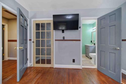 Cozy Ranch Hideaway 10 Min CLT Uptown w/EV charger in Charlotte, USA