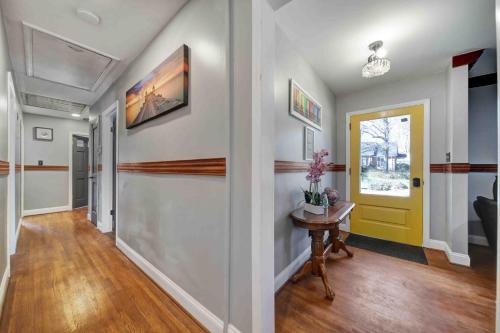 Cozy Ranch Hideaway 10 Min CLT Uptown w/EV charger in Charlotte, USA