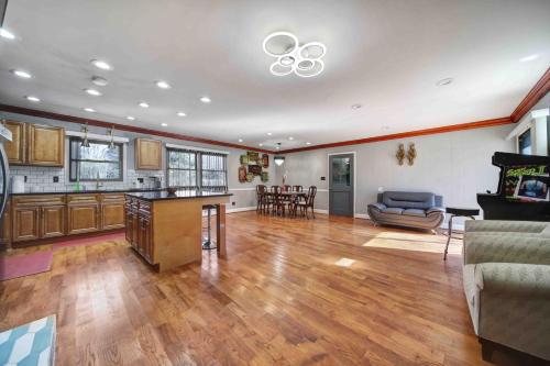 Cozy Ranch Hideaway 10 Min CLT Uptown w/EV charger in Charlotte, USA