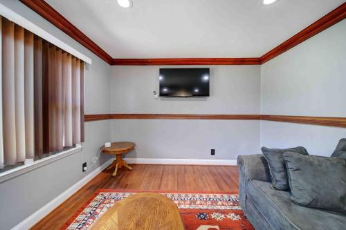 Cozy Ranch Hideaway 10 Min CLT Uptown w/EV charger in Charlotte, USA