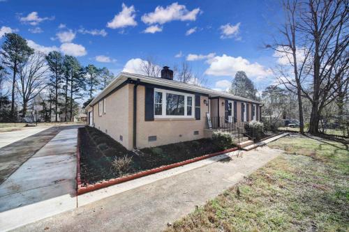 Cozy Ranch Hideaway 10 Min CLT Uptown w/EV charger in Charlotte, USA