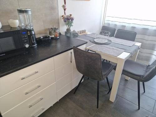 ห้องครัว, Aparmani Djuric in เคิร์ตวารอช