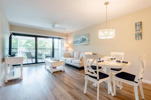 Park Shore Resort Beautiful Top Floor 2bed 2bath - Vineyards, FL