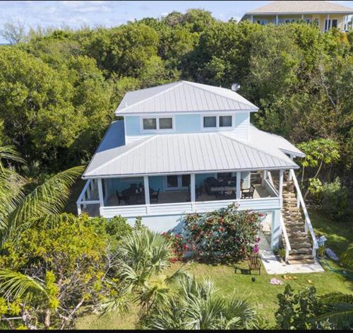 . Coco Hideaway, Vacation Beach Home on Green Turtle Cay