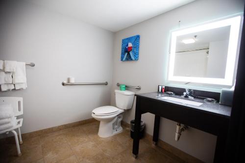 King Room with Bath Tub - Mobility/Hearing Accessible - Non-Smoking