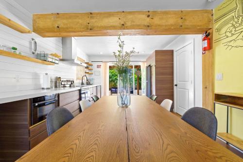 Farmhouse style Home- near Hollywood Beach/ Hot Tub! in Hollywood, USA