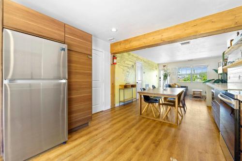 Farmhouse style Home- near Hollywood Beach/ Hot Tub! in Hollywood, USA