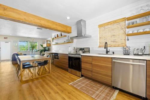 Farmhouse style Home- near Hollywood Beach/ Hot Tub! in Hollywood, USA