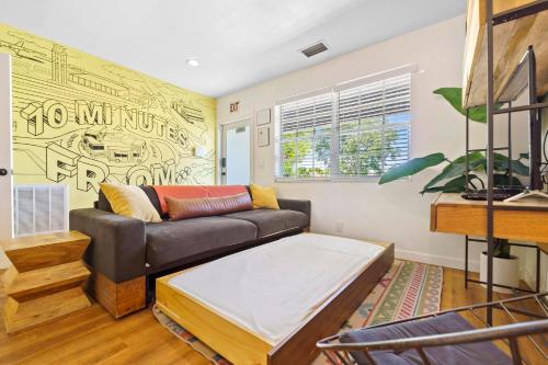 Farmhouse style Home- near Hollywood Beach/ Hot Tub! in Hollywood, USA