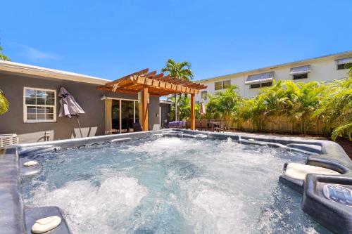 Farmhouse style Home- near Hollywood Beach/ Hot Tub! in Hollywood, USA