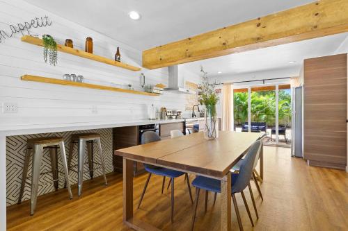 Farmhouse style Home- near Hollywood Beach/ Hot Tub! in Hollywood, USA