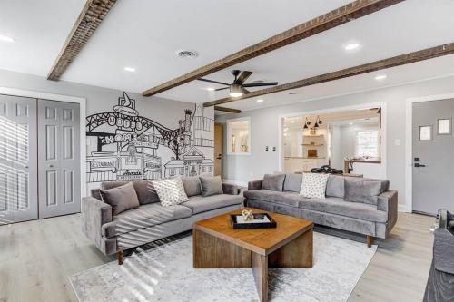 Stylish Oasis, Centrally Located, w/hot tub