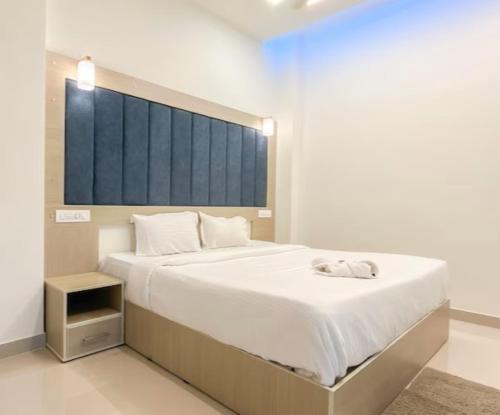 Deluxe Single Room with Balcony image 3