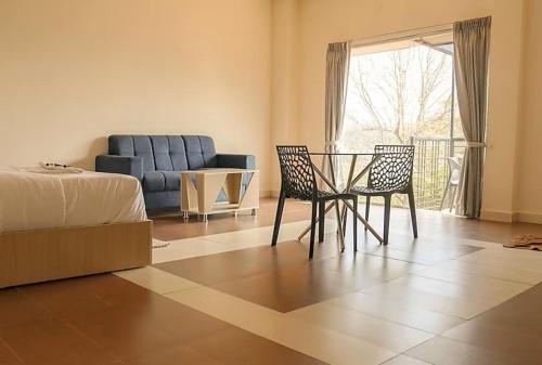 Deluxe Single Room with Balcony image 2