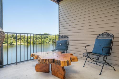 Ember’s View, Spa City Jewel- Lovely Lake Condo