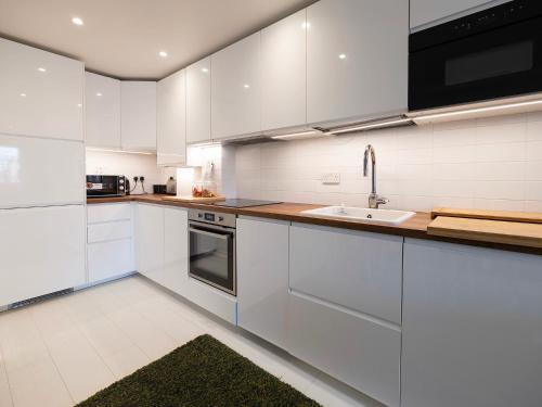 Luxury Haven with King Suites and Parking gîte à louer Aylesbury Healthy Living Network