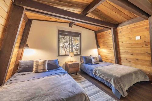 Stunning Cabin with Private Deck in Big Bear City, USA