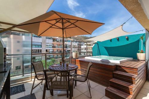 . Private Jacuzzi Penthouse in the Heart of Itaipava