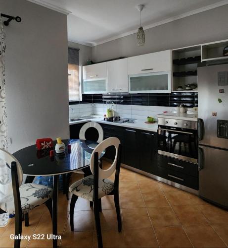 บริการและสิ่งอำนวยความสะดวก, Eden Tiranë (Eden Tirane) in เมเซซ-ฟูเช