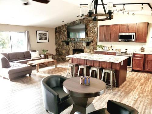 Palm Harbor Waterfront with pool & Game room in Palm Harbor