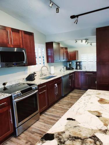 Palm Harbor Waterfront with pool & Game room Palm Harbor Waterfront with pool & Game room