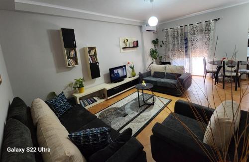 บริการและสิ่งอำนวยความสะดวก, Eden Tiranë (Eden Tirane) in เมเซซ-ฟูเช