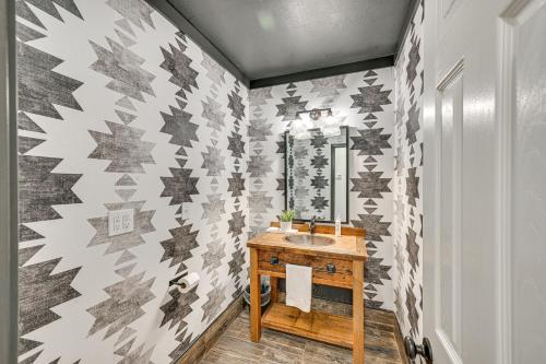 Relaxing Salem House with Boat Slip and Mtn Views!