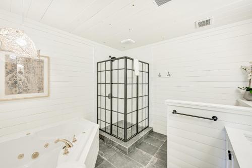 Relaxing Salem House with Boat Slip and Mtn Views!