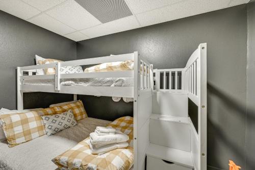 Relaxing Salem House with Boat Slip and Mtn Views!