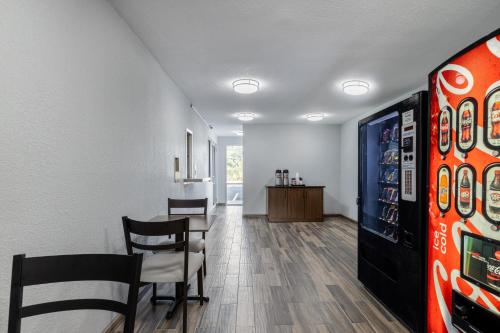 HomeTowne Studios Orange, TX in Оріндж (Техас)