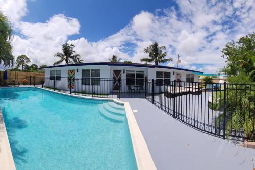 Fully Private & Spacious Villa, w Pool and Patios, Near the Beaches, Family Friendly, 3 Separated Cozy Apts w kitchen & Living room