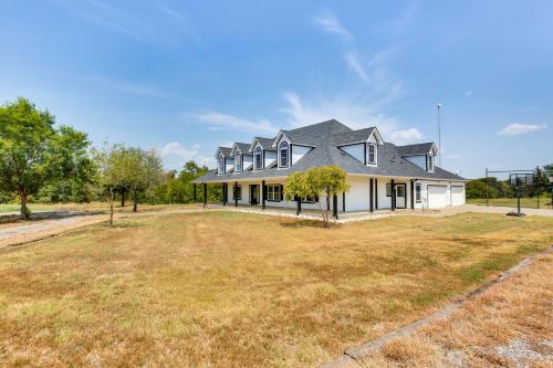 Spacious Wills Point Retreat with Pool and Pond! in Wills Point