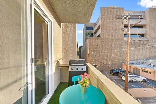 Beverly Hills Chic 2 bed 2bath with Patio and Parking 309, Los Ángeles (foto 6)