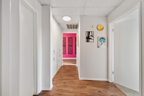 Beverly Hills Chic 2 bed 2bath with Patio and Parking 309, Los Ángeles (foto 10)