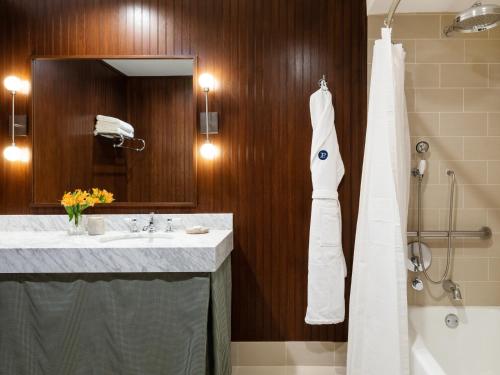King Room with Roll-In Shower - Disability Access image 2